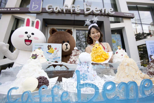 커피전문점 카페베네가 13일 서울 서대문경찰서점에서 여름 성수기를 앞두고 7주년 스페셜 신메뉴 '눈꽃빙수' 8종을 선보이고 있다. 이번 8종 눈꽃빙수는 모바일 메신저 라인의 애니메이션 캐릭터 제품을 모티브로 만들어졌다. 유동일기자 eddieyou@